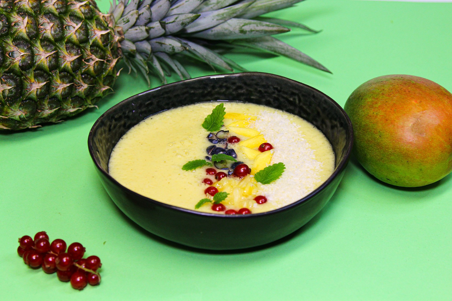 Mango smoothie bowl